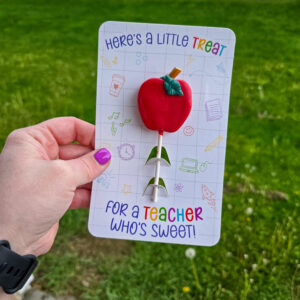 Vanilla cake pop on treat card